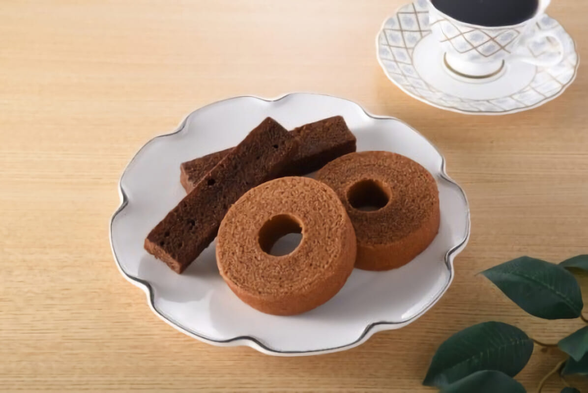 丸福珈琲店のコーヒーバウムクーヘン、コーヒースティックパウンドケーキをファミリーマートで発売